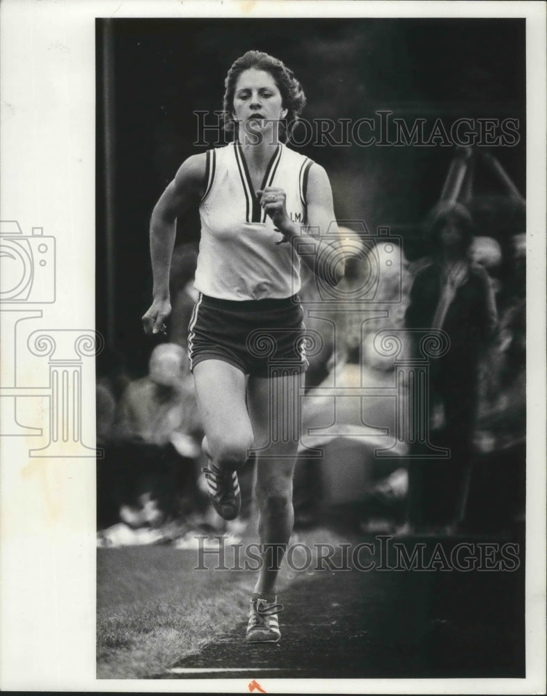 1978 Press Photo Brenda Allwine Running During Track and Field Competition- Historic Images