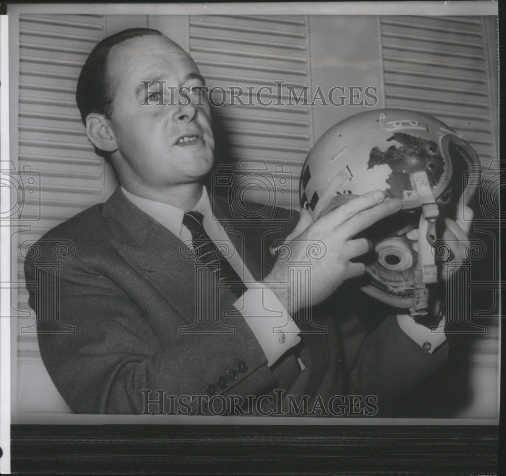 1960 Press Photo Donald Campbell-British Speed Driver Holds Helmet - sps01986- Historic Images