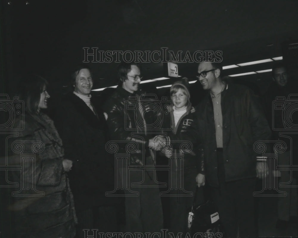 1975 Press Photo Hockey player Wayne Blair greets Lasse Bjersbo- Historic Images