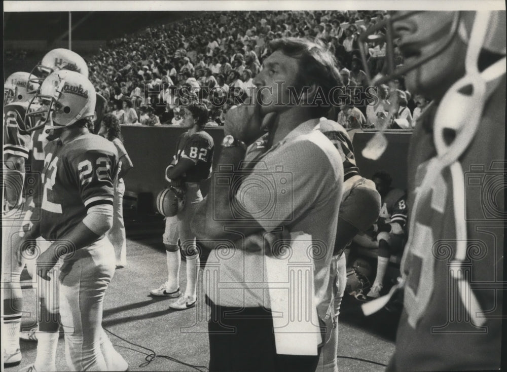 1979 Press Photo Gary Davis-Football Coach Observing Game From Sidelines- Historic Images