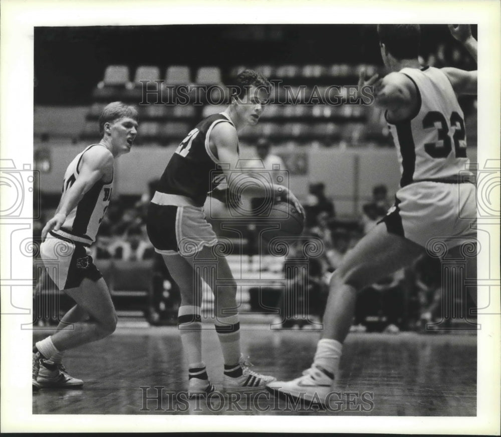 1986 Press Photo Todd Crowe Looks For Help as Double Team Closes In - sps02072- Historic Images