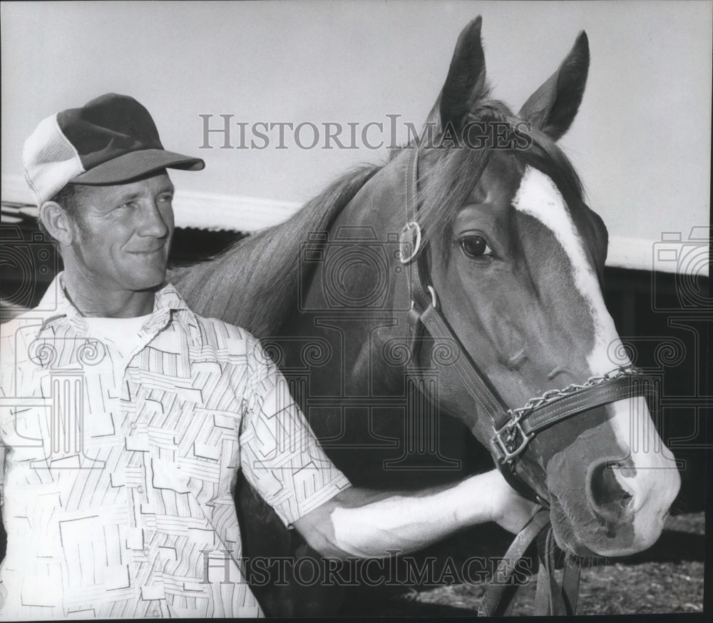 1977 Press Photo Dale Dobson-Horse Trainer Holding Harness of Horse - sps02229- Historic Images