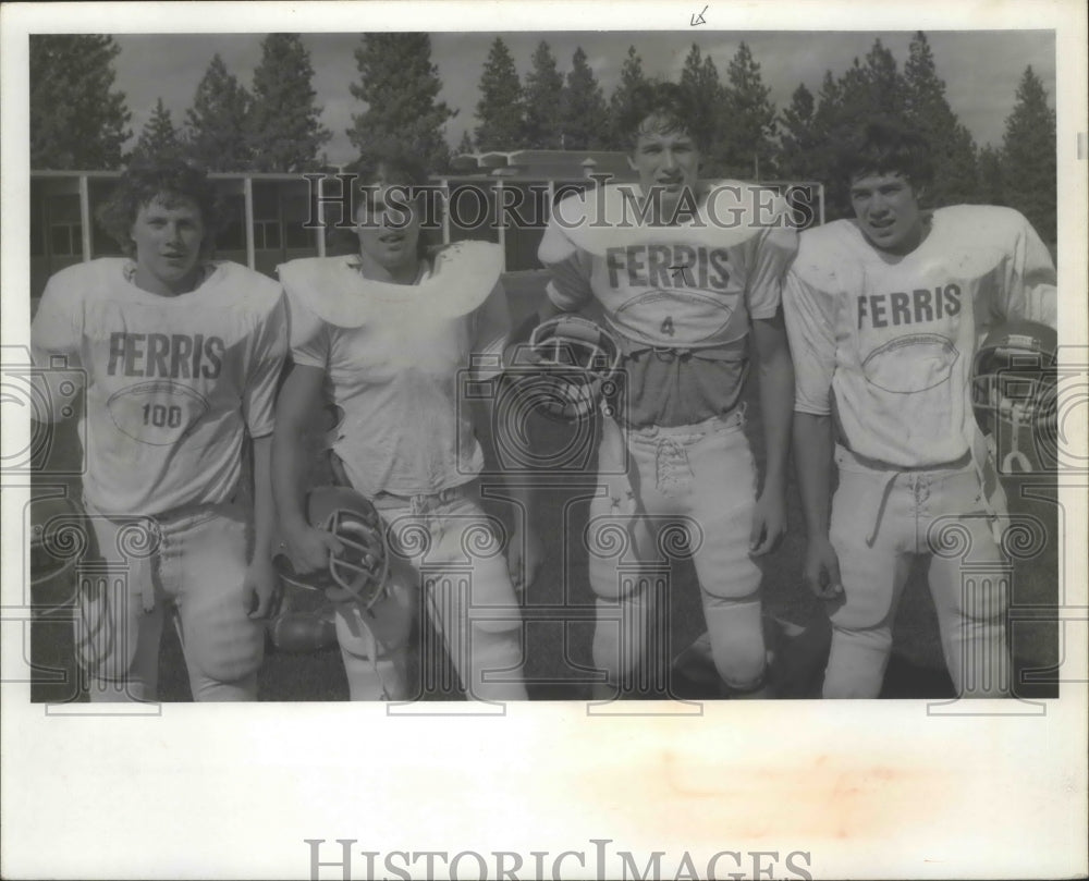 1975 Press Photo Stuart Dodds, Ferris football player, with teammates- Historic Images