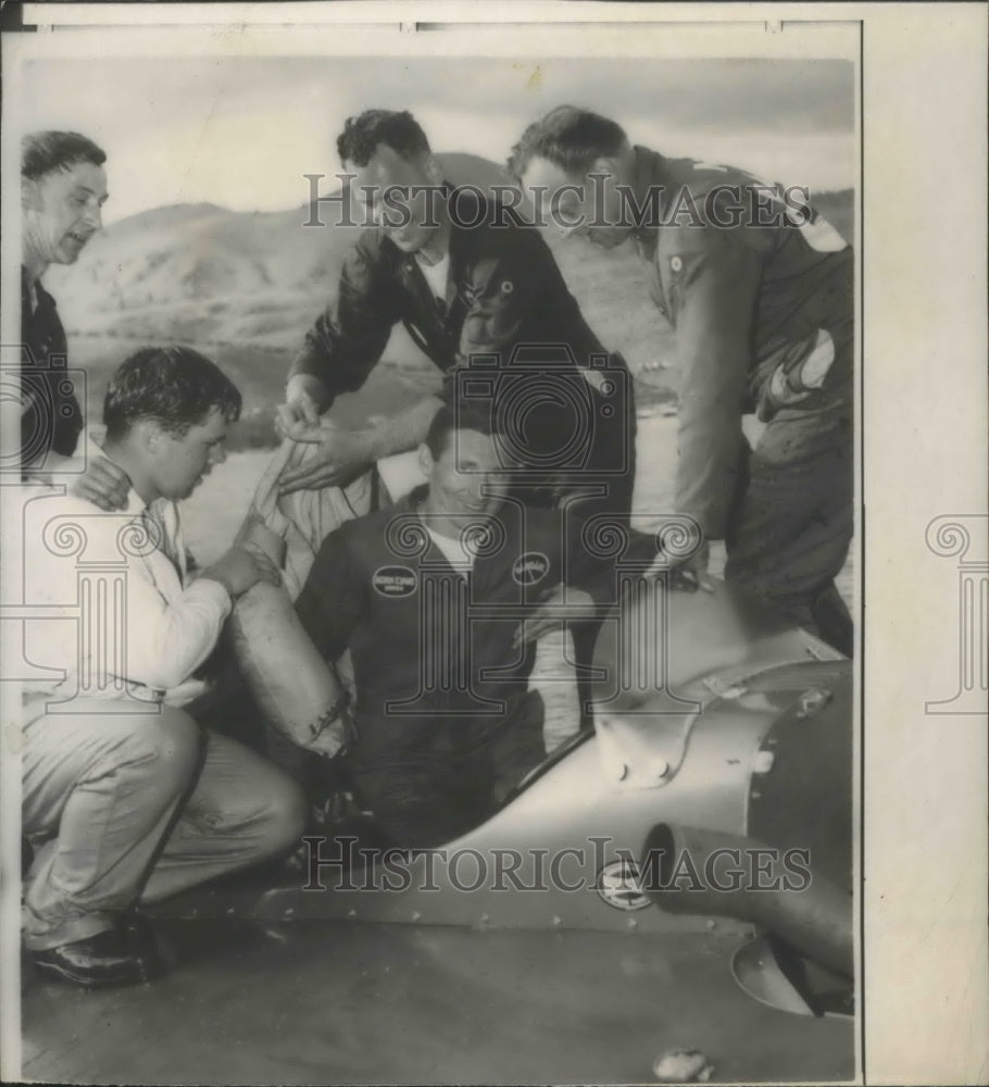 1958 Press Photo Boat racer Norm Evans assisted by his crew - sps02315- Historic Images