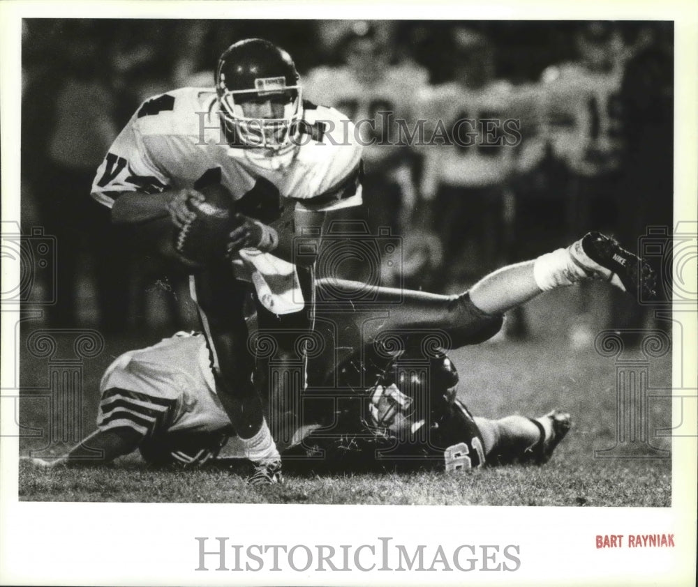 1989 Press Photo East Valley quarterback, Chad Everhart, in football action- Historic Images