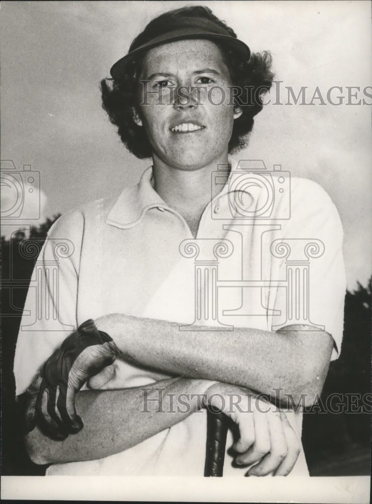 1958 Press Photo Betty Dodd-Golfer Leans on Club and Shoots a Smile to Camera- Historic Images