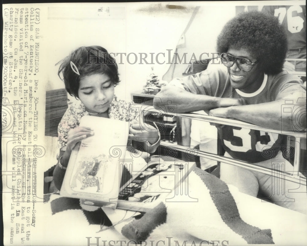 1975 Press Photo Sonny Collins-Kentucky Football Player Speaks With Child- Historic Images