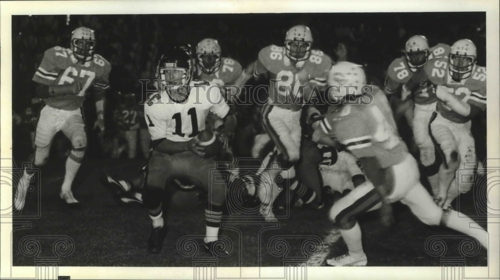 1990 Press Photo Dick Ellingren-LC Football Player Rushes With the Ball- Historic Images