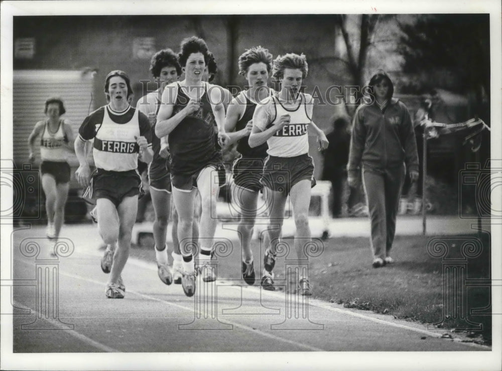 1977 Press Photo Dick LaLonde and Other Track and Field Athletes Battle- Historic Images