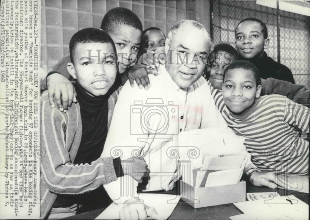 1968 Press Photo Former boxing champ, Henry Armstrong with Hoover club boys- Historic Images