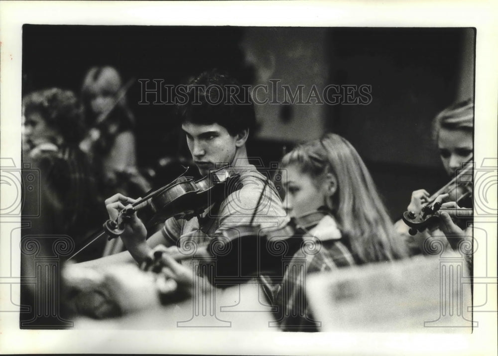 1981 Press Photo Football player, Mike Buckley, playing the violin - sps03048- Historic Images