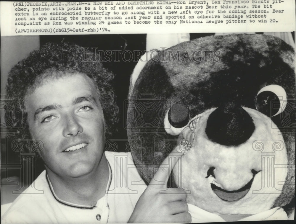 1974 Press Photo Ron Bryant, San Francisco Giants pitcher, with mascot, Bear- Historic Images