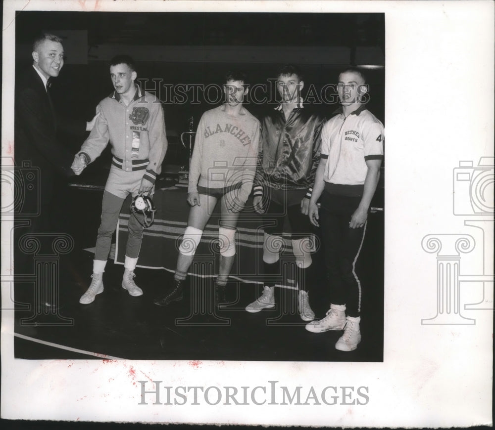 1962 Press Photo Wrestler Dan Hensley congratulated by Glenn Oman after his win- Historic Images