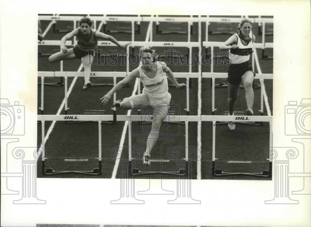 1982 Press Photo Annette Helling-Track Athlete Clearing Hurdles in Center- Historic Images