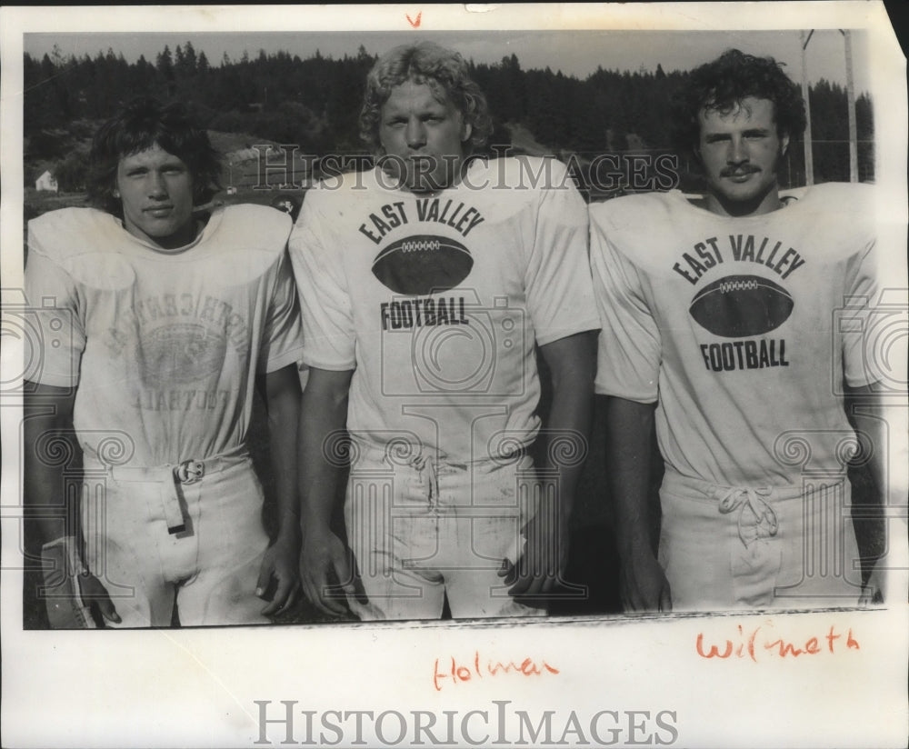 1975 Press Photo East Valley Football player, Steve Holman with teammates- Historic Images