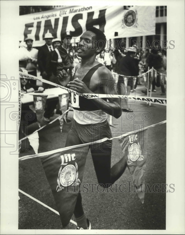 1983 Press Photo Kenyan track &amp; field runner, Simon Kalili, crosses finish line- Historic Images