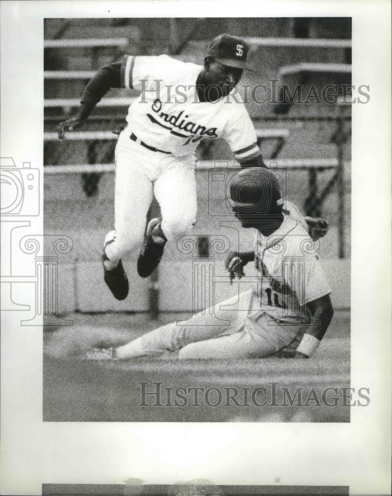 1990 Press Photo Indians baseball third baseman Julio Bruno catches Lispo Nava- Historic Images