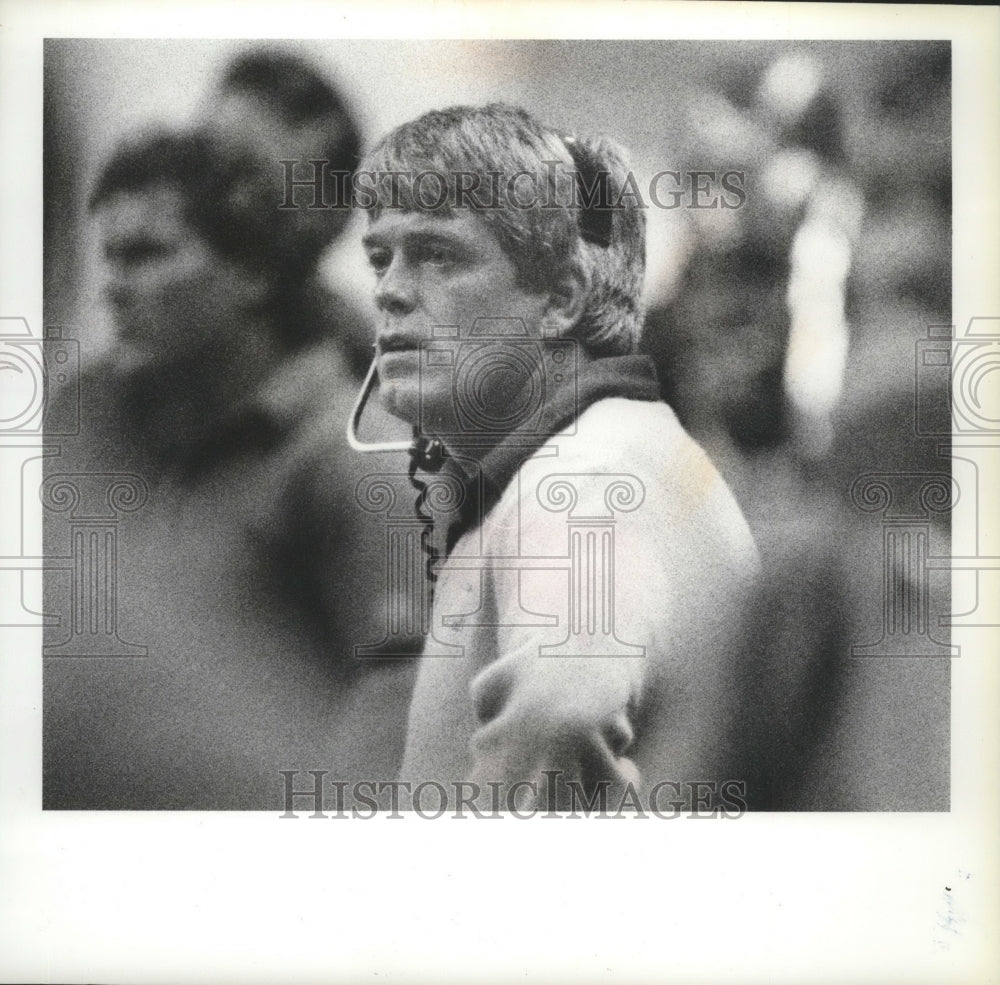 1984 Press Photo Dennis Erickson-Football Coach Staring at Field During Game- Historic Images