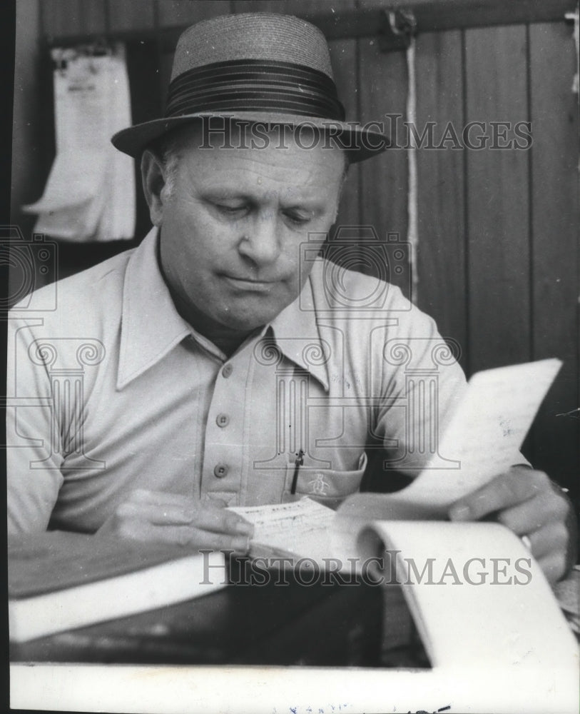 1975 Press Photo HE (Buck) Hopkins-Horse Racing Secretary Looking Over Books- Historic Images