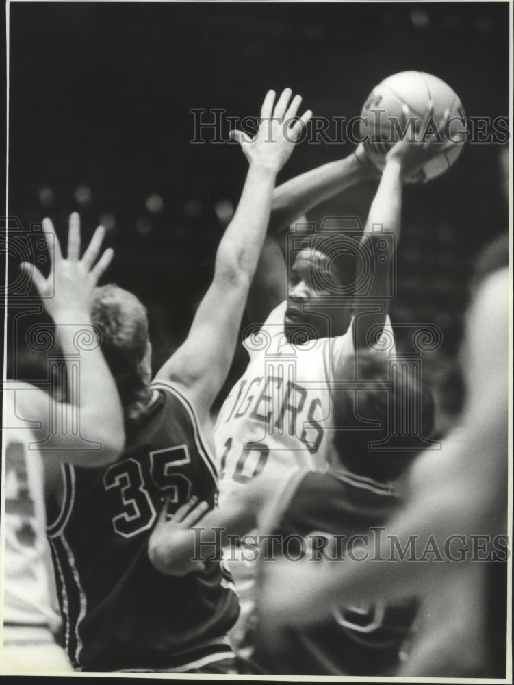 1988 Press Photo Roger Hollingsworth of Lewis and Clark Basketball in Game- Historic Images