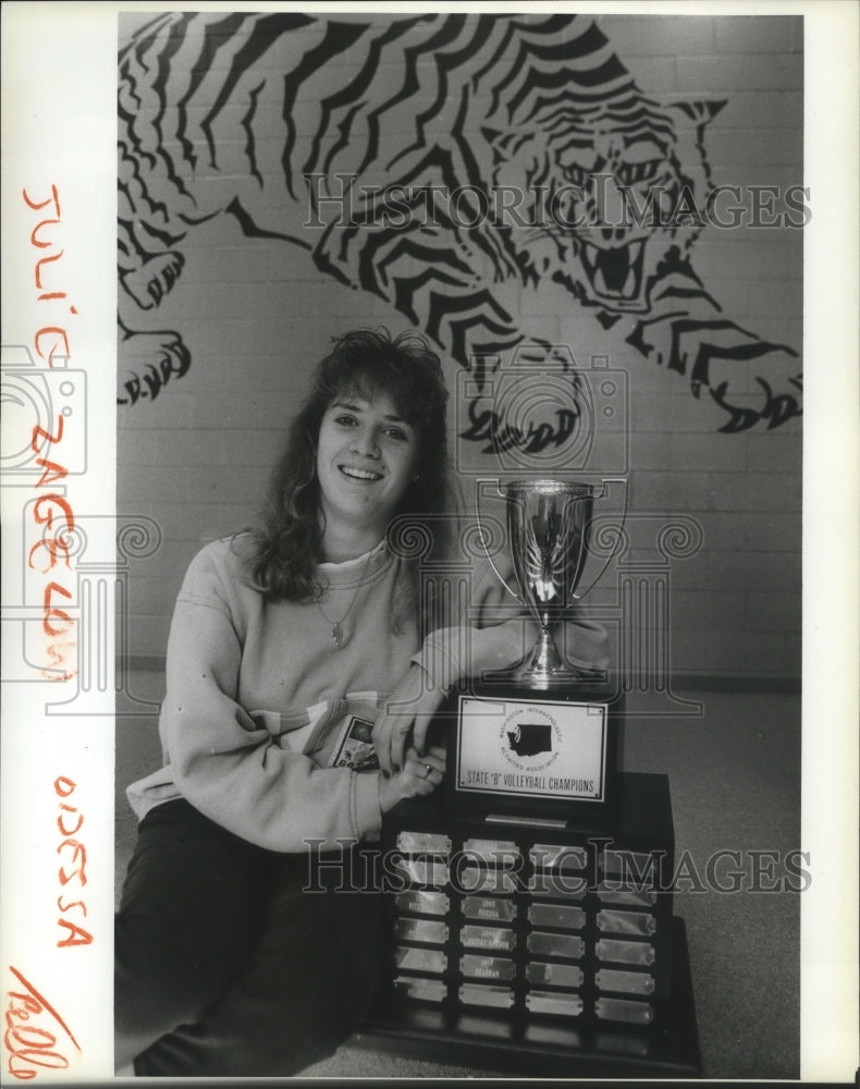 1989 Press Photo Odessa Tigers Volleyball player, Julie Zagelow with trophy- Historic Images