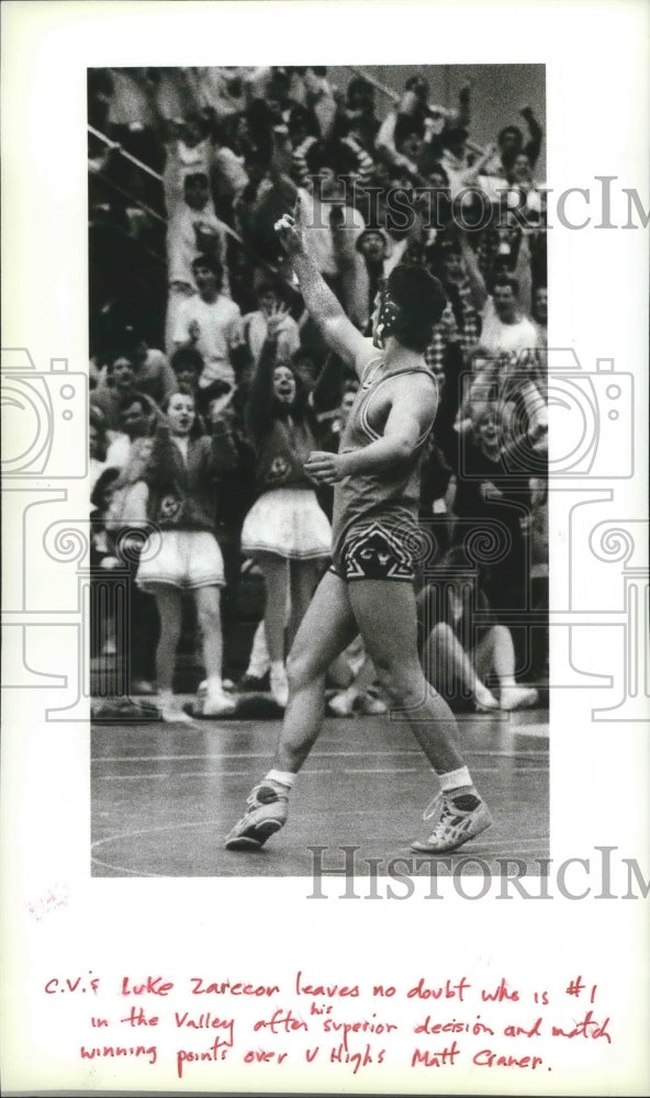 1990 Press Photo CV wrestler, Luke Zarecon, celebrates match-winning victory- Historic Images