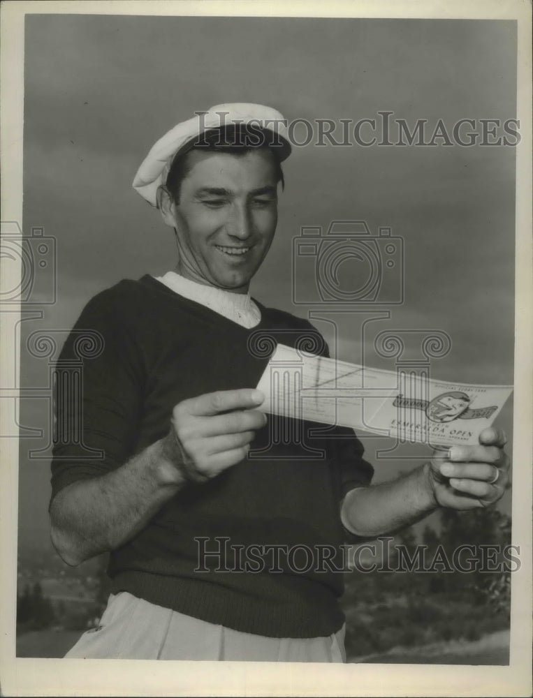 1955 Press Photo Ed Furgol-Golfer Reading a Card While on the Course - sps04278- Historic Images