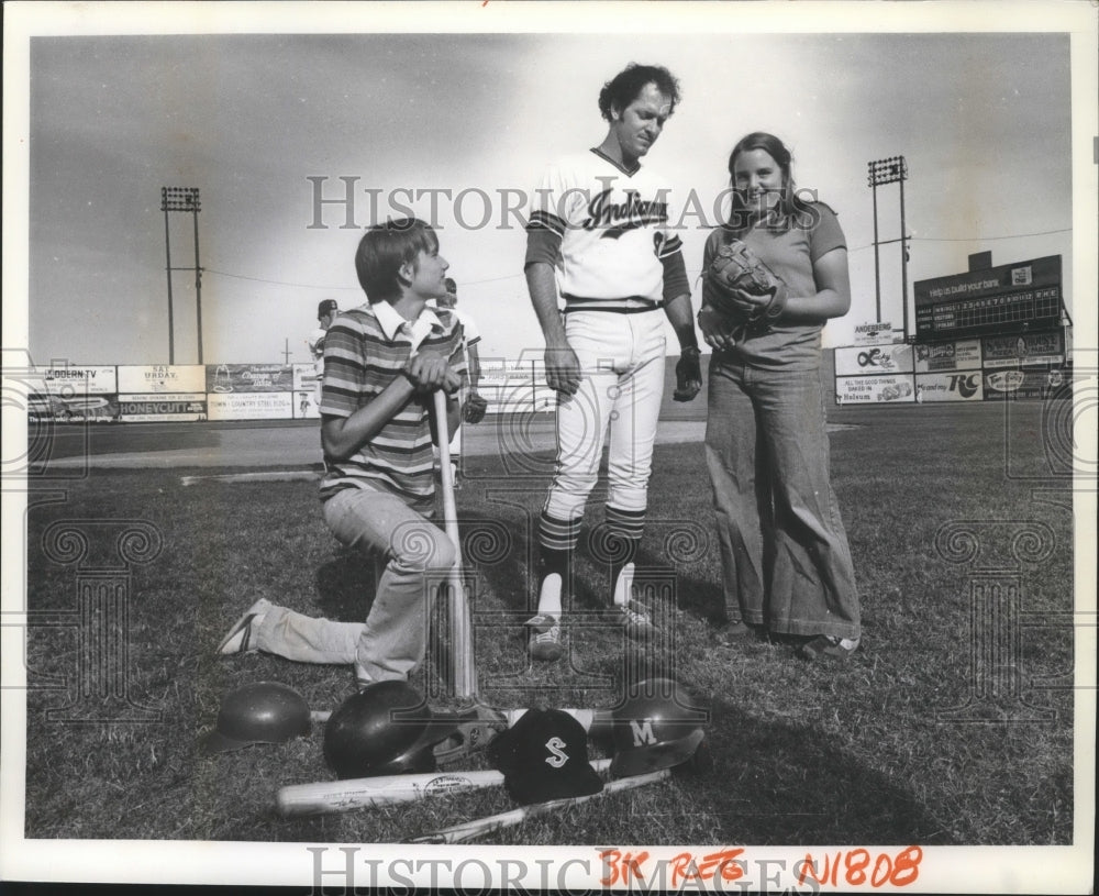 1978 Press Photo Indians Baseball player Jack Heidemann, Gary and Cindy Minhel- Historic Images