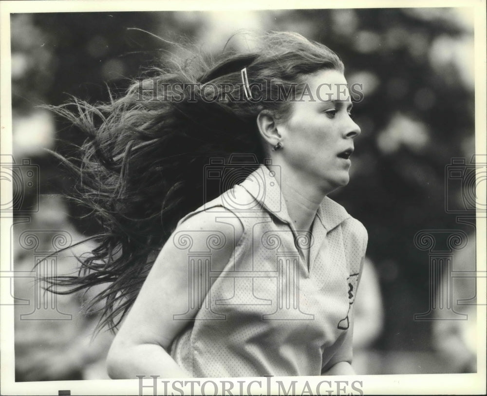 1979 Press Photo Sue Fagin-Track Athlete With Hair Blowing in Wind While Running- Historic Images