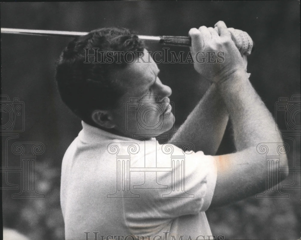 1971 Press Photo Rod Funseth-Golfer Seen After Making a Drive on the Golf Course- Historic Images