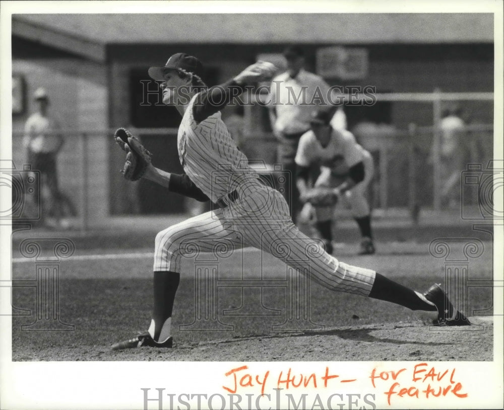 1983 Press Photo Jay Hunt-Baseball Pitcher Putting All His Effort Into a Pitch- Historic Images