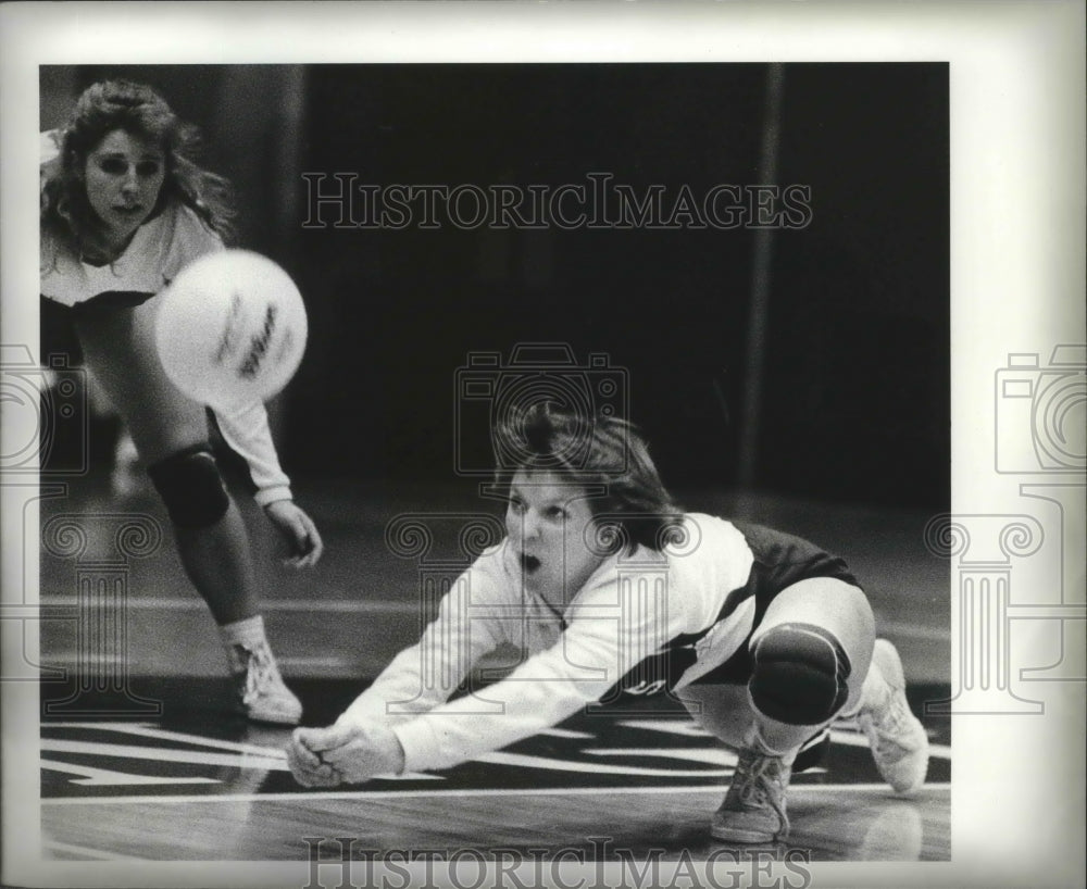 1987 Press Photo Nancy Killett-Volleyball Player Dives to Return the Ball- Historic Images