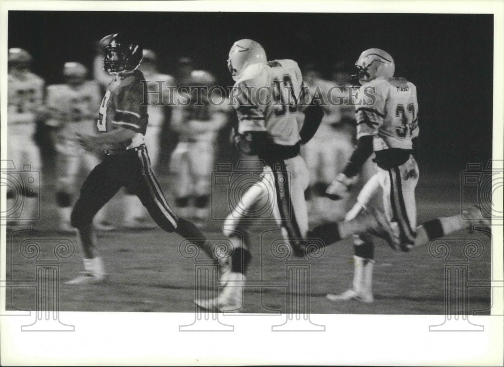 1989 Press Photo Cheney quarterback Eric Hisaw looks for a receiver - sps04508- Historic Images