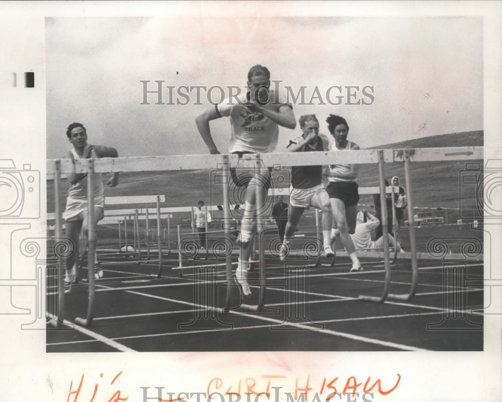 1970 Press Photo Track hurdles Curt Hisaw - sps04509- Historic Images