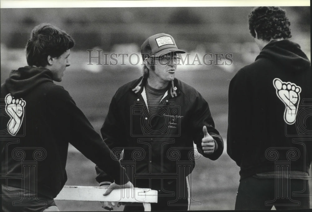 1986 Press Photo Track , Duane Hartman talk to Dave Carroll, Vince Collins- Historic Images