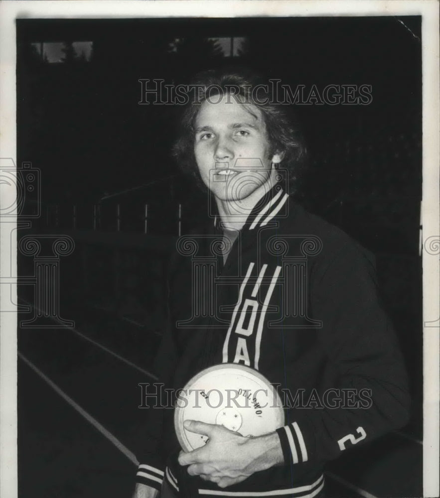 1977 Press Photo Doug Fisher-Idaho Track and Field Athlete With Discus- Historic Images