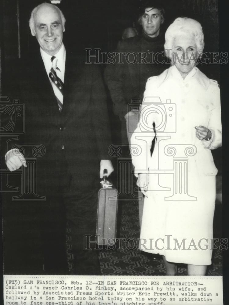 1974 Press Photo Charles Finley-Oakland Athletics Owner Walks With Wife- Historic Images