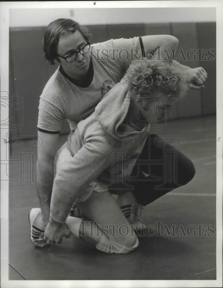 1975 Press Photo Wrestling coach Lee Hogan instructs Glenn Gannon - sps04981- Historic Images