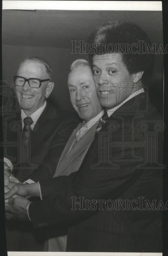 1976 Press Photo Football player Bill Frazier and Ray Ghache - sps05262- Historic Images