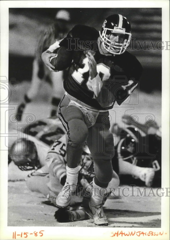 1985 Press Photo Gonzaga football player, Ron Hawkins, runs clutching ball- Historic Images