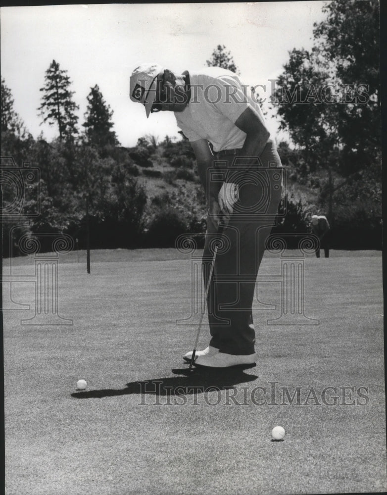 1972 Press Photo Golfer Bud Hofmeister putts ball - sps05390- Historic Images