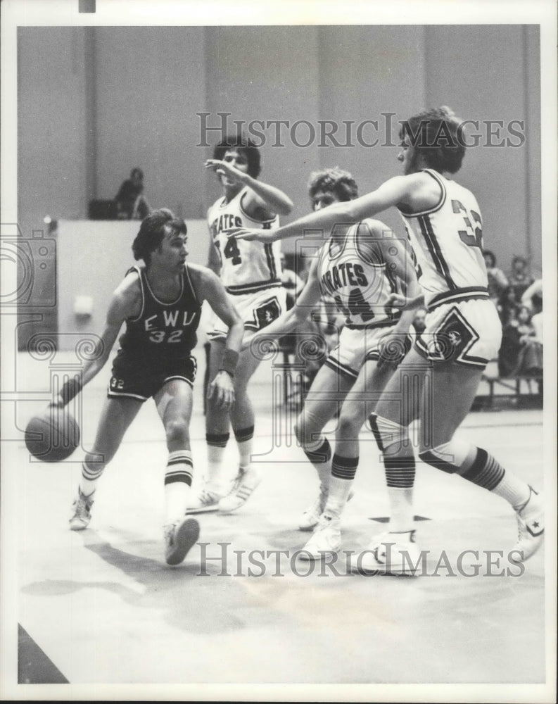 1977 Press Photo EWU Basketball player Paul Hungenberg surrounded - sps05577- Historic Images