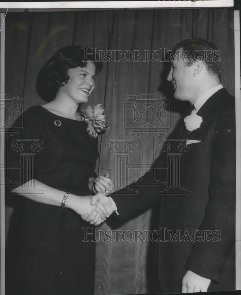 1962 Press Photo Mrs. Anne Quast Decker and football player Don McKeta- Historic Images