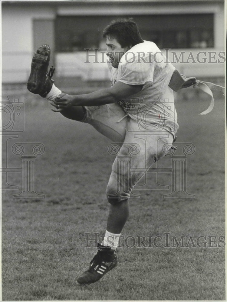 1990 Press Photo Lewis and Clark football punter &amp; linebacker, Rudy Gutierrez- Historic Images