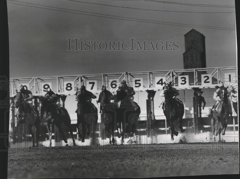 1954 Press Photo Jockeys at the start of horse race in Playfair race track- Historic Images