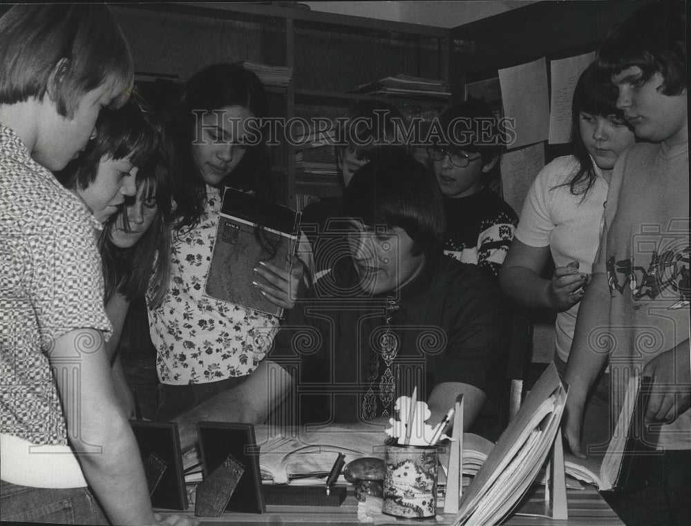 1975 Press Photo Hockey player, Ken Gustafson, surrounded by youngsters- Historic Images