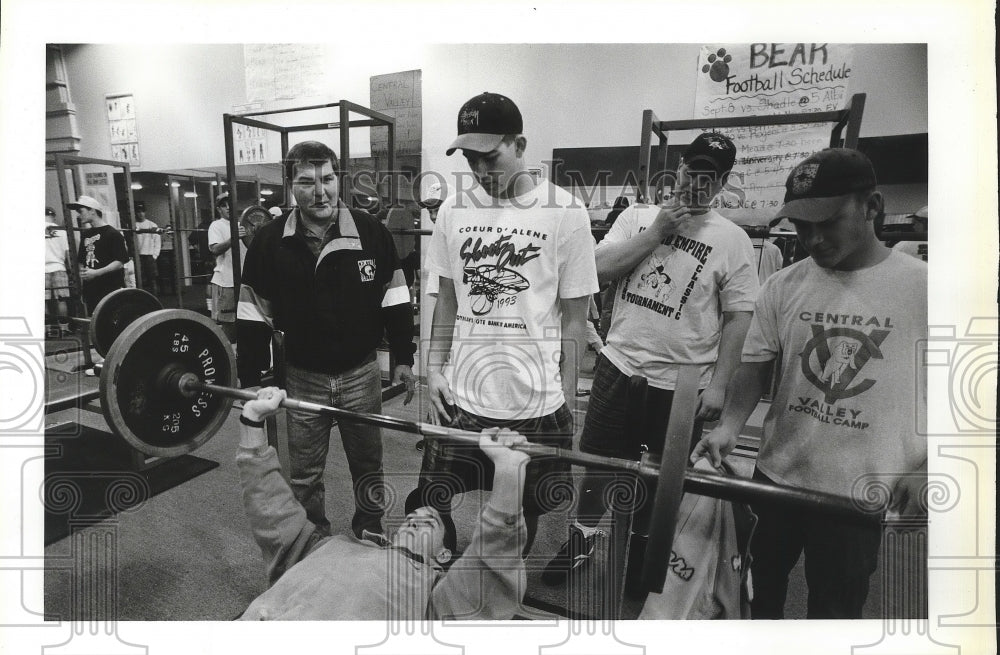 1994 Press Photo CV Football coach Rick Giampietri watches players weightlift- Historic Images