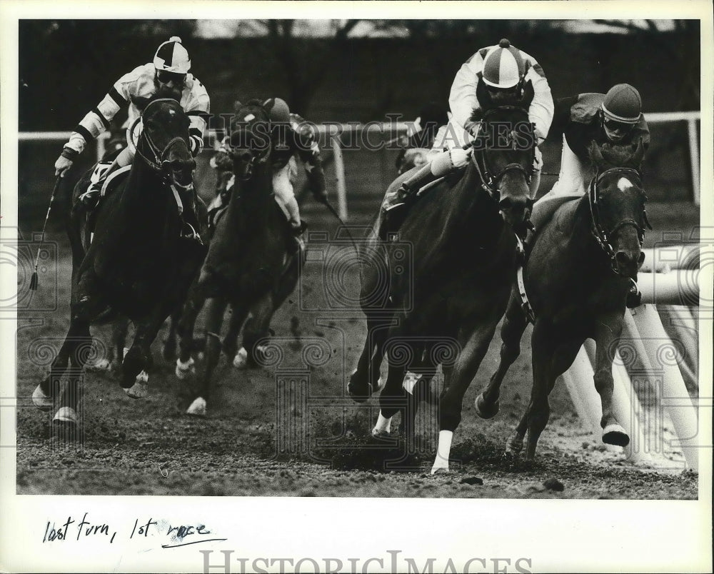 1984 Press Photo Last turn of horse race at the Playfair race track - sps06020- Historic Images