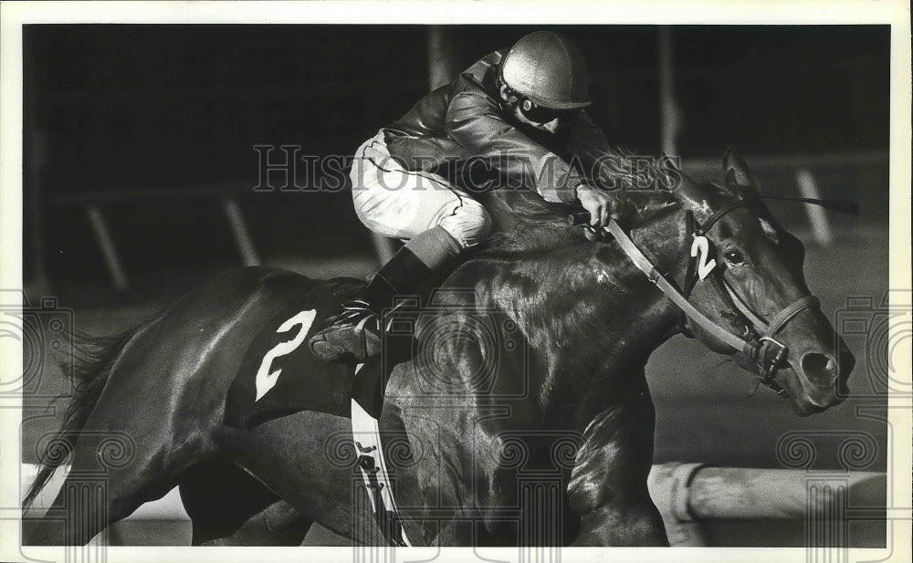 1983 Press Photo Horse racing jockey Terry Malachenbacker at Playfair race track- Historic Images