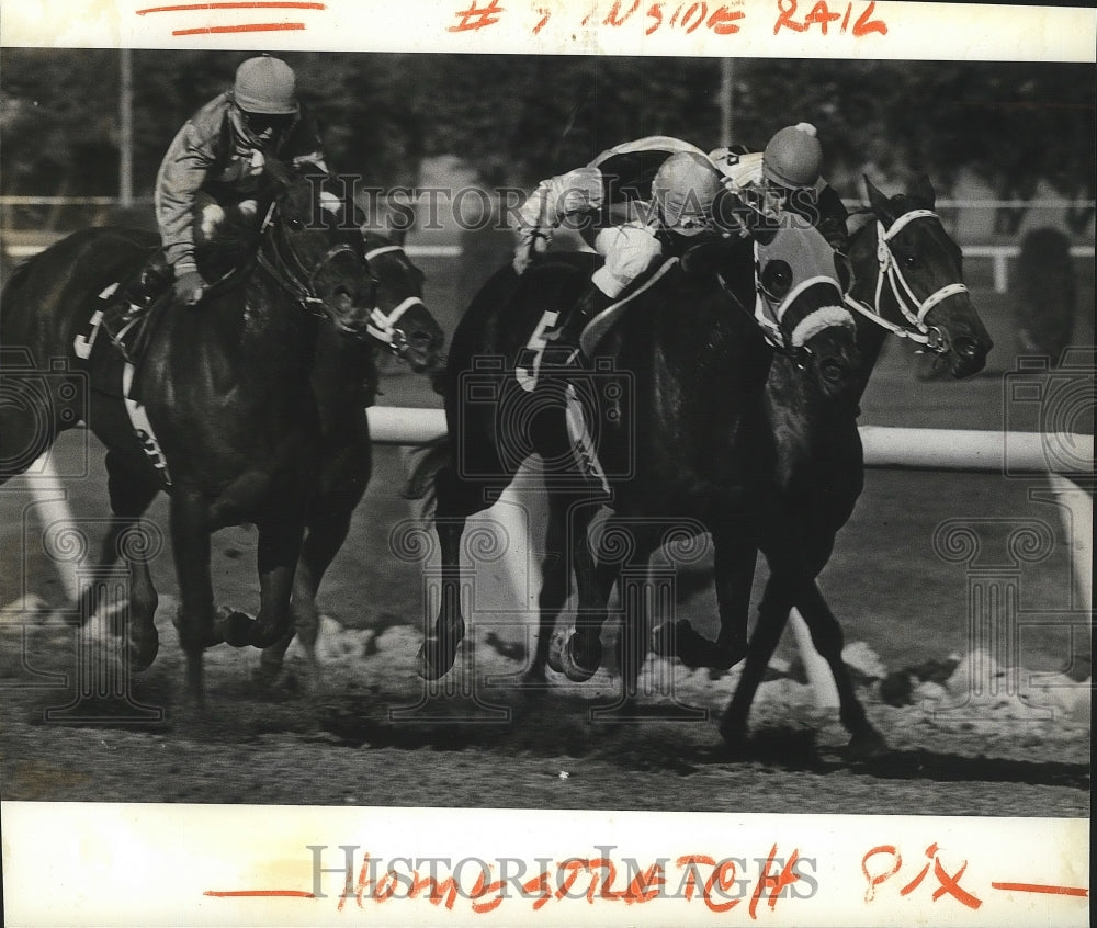 1985 Press Photo Horse racing jockeys in homestretch at the Playfair race track- Historic Images